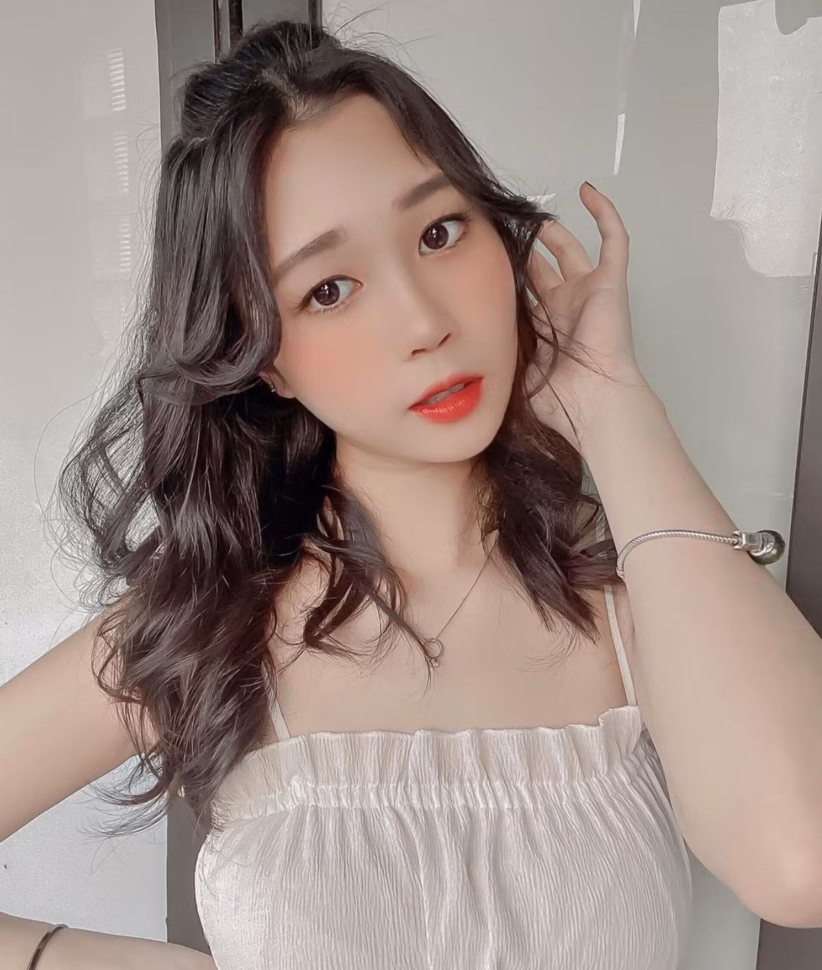 Cô nàng cùng hội bạn thân Linh Ka, Long Hoàng và Long Bi từng được biết đến với tên gọi là "hot teen Hà Thành". Nhóm bạn trẻ này tuy chỉ mới 14,15 tuổi nhưng đã thu hút lượt theo dõi lớn.