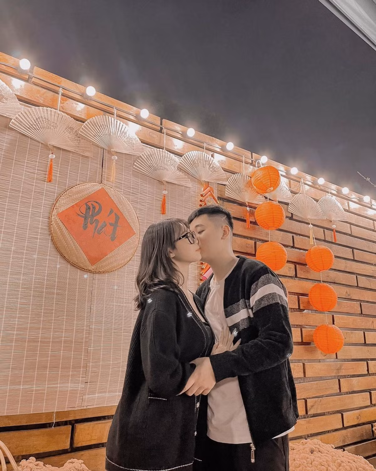 Chi Bé tên thật là Đào Kim Chi sinh năm 2002, hiện đang sống tại Hà Nội.