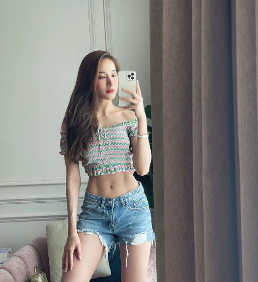 Không ít lần người hâm mộ bắt gặp người đẹp trong các shoot hình với bộ trang phục trắng từ đầu tới chân.