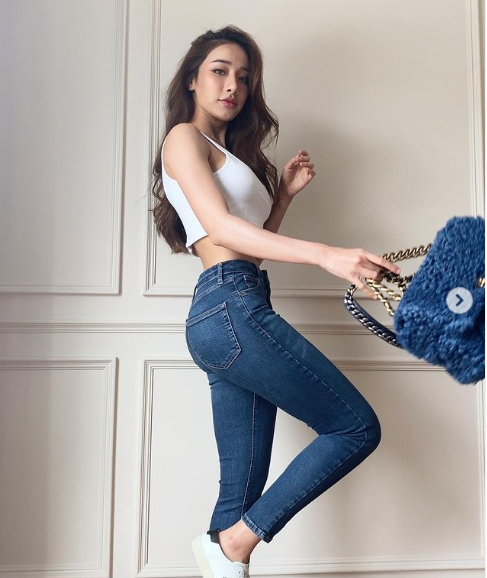 Người đẹp sinh năm 1997 nhận được đông đảo lượt theo dõi trên mạng xã hội. Hiện cô sinh sống và làm việc tại thủ đô Bangkok, Thái Lan.