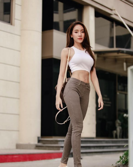 Cô thường xuyên diện những thiết kế tôn vòng 1 căng tròn và vòng bụng không chút mỡ thừa.