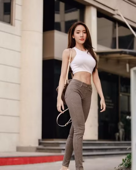 Cô thường xuyên diện những thiết kế tôn vòng 1 căng tròn và vòng bụng không chút mỡ thừa.