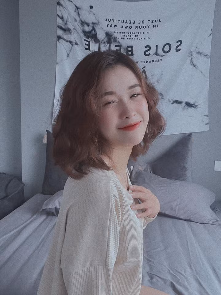 Ngoài đời, bạn gái cũ của Văn Toàn có tính cách vui vẻ, cởi mở.