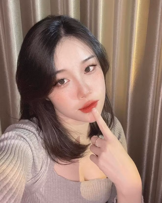 Một số người cho rằng bản thân Nhung Bum cũng là người có lượng fan lớn nên cần chú ý hơn về các hành động của mình. Ảnh: Tổng hợp