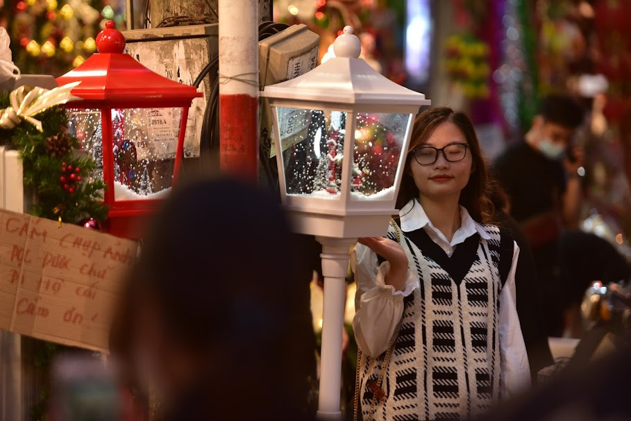 Theo nhiều cư dân mạng bình luận, phố Hàng Mã dù mỗi dịp lễ tết đều rất đẹp, thế nhưng đây không phải địa điểm sống ảo để các bạn trẻ có thể tự nhiên tới mức đứng trước nhà người ta để check - in như vậy.