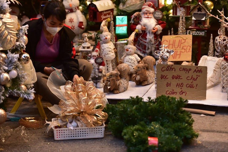 Những biển cấm chụp ảnh xuất hiện hầu hết ở các cửa hàng kinh doanh trên phố Hàng Mã.