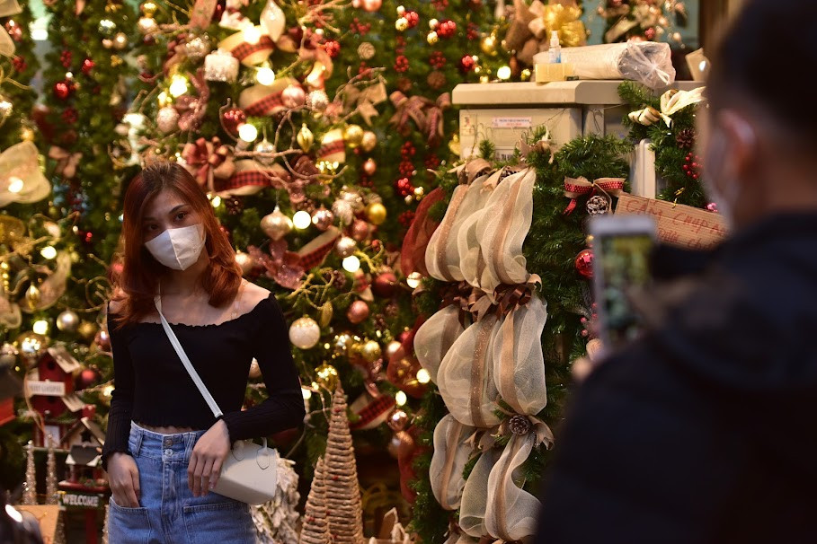 Sau khi đoạn clip được chia sẻ lên MXH, nhiều người đã tranh cãi về vấn đề này. Hầu hết, mọi người đều phản đối việc bất chấp tất cả để chụp ảnh, gây cản trở cho người khác.