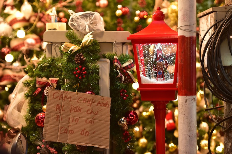 Một số cửa hàng vì quá bức xúc nên treo biển cấm chụp ảnh.