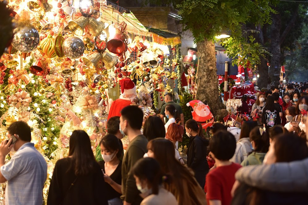 Những ngày cận Giáng Sinh, giới trẻ Hà thành đổ xô lên phố Hàng Mã để check - in, ghi lại khoảnh khắc đẹp đăng Facebook.