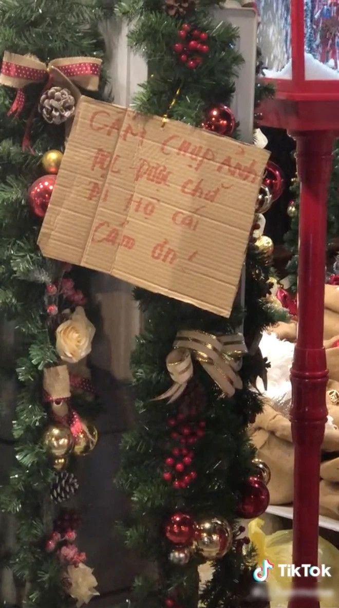 Dù để treo biển với dòng chữ rõ ràng "cấm chụp ảnh" thế nhưng nhiều trai xinh gái đẹp vẫn bất chấp biển cấm tự nhiên tạo dáng ngay trước cửa hàng. Ảnh: Chụp màn hình video TikTok S.