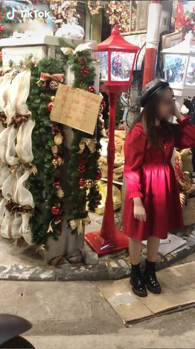 Mới đây, một đoạn clip TikTok đã ghi lại cảnh các bạn trẻ sống ảo gây cản trở bán hàng khiến chủ quán phải treo biển “cấm chụp ảnh” làm cả cõi mạng bàn tán. Ảnh: Chụp màn hình video TikTok S.