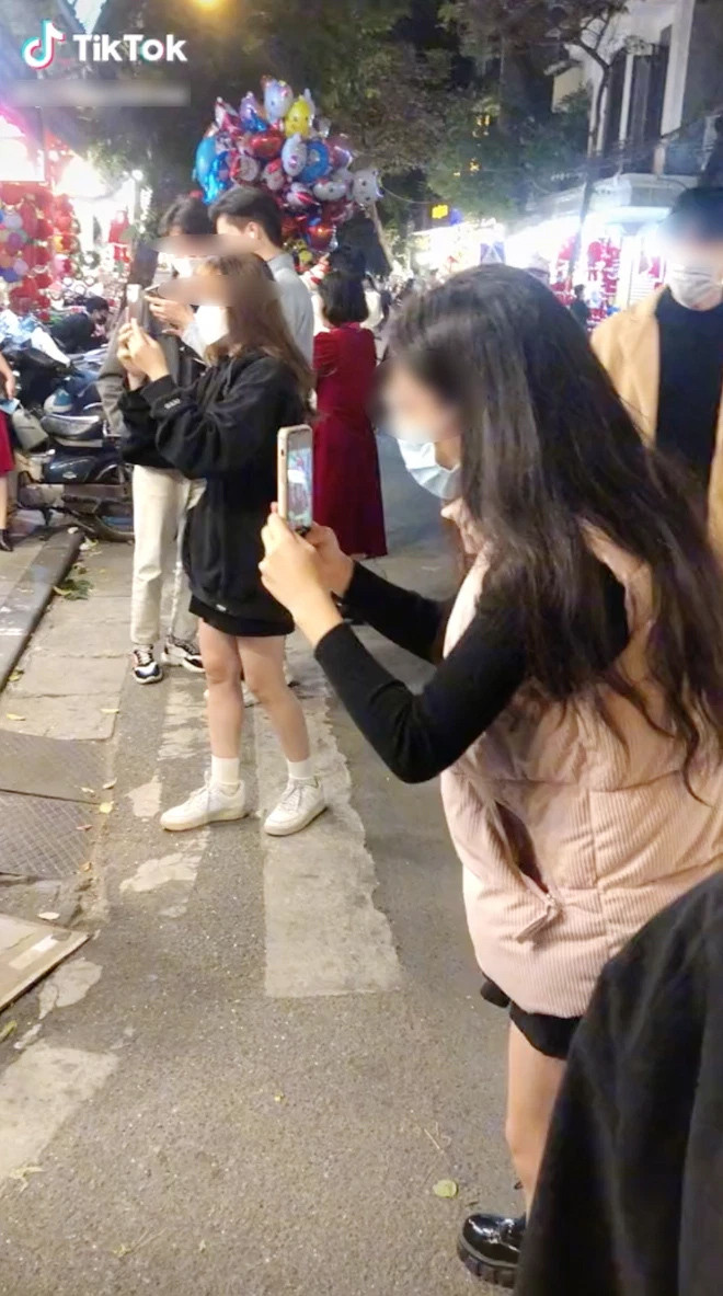 Việc check - in phố Hàng Mã trong suốt nhiều năm qua cũng gây ra vấn đề tranh cãi, nhiều người đứng chắn tại các lối đi, hay thậm chí ngay trước cửa hàng để tạo dáng gây ra điều khó xử cho chủ cửa hàng. Ảnh: Chụp màn hình video TikTok S.