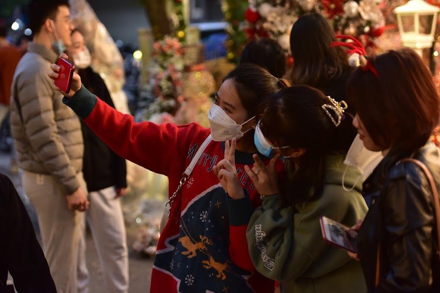 Phố Hàng Mã là địa điểm trưng bày rất nhiều phụ kiện cho Giáng Sinh từ trang phục, các loại đèn lấp lánh, cây thông…Vậy nên không ít chàng trai, cô gái lựa chọn nơi đây để có nhiều hình ảnh đẹp, lung linh.