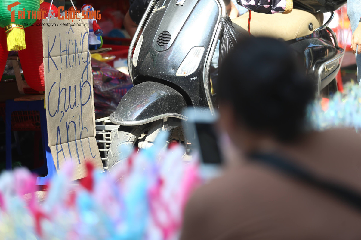 Bên cạnh ý kiến phản đối, một phần cư dân mạng cho rằng, việc các hộ kinh doanh ở phố Hàng Mã treo tấm biển trên là không hợp lý. Bởi nếu cửa hàng có trang trí đẹp thì người dân mới dừng lại chụp ảnh, thu hút sự chú ý hơn.