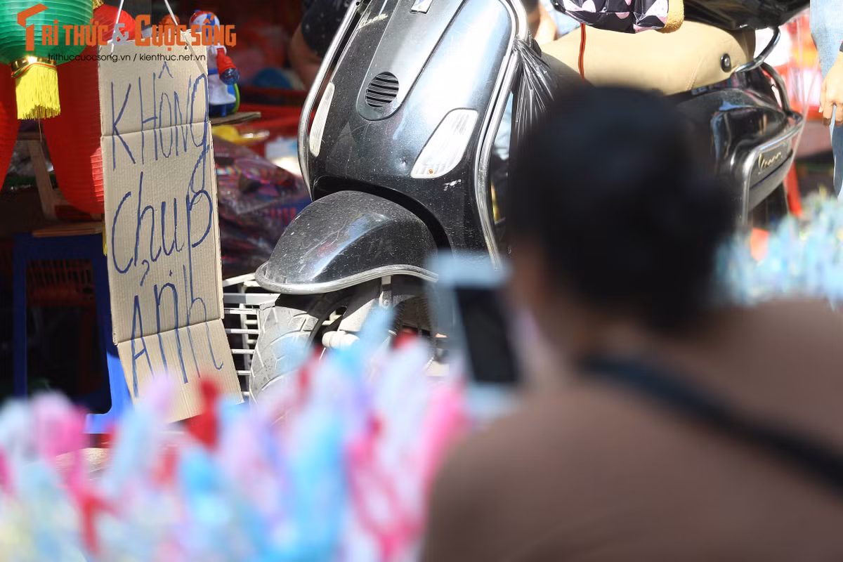 Bên cạnh ý kiến phản đối, một phần cư dân mạng cho rằng, việc các hộ kinh doanh ở phố Hàng Mã treo tấm biển trên là không hợp lý. Bởi nếu cửa hàng có trang trí đẹp thì người dân mới dừng lại chụp ảnh, thu hút sự chú ý hơn.