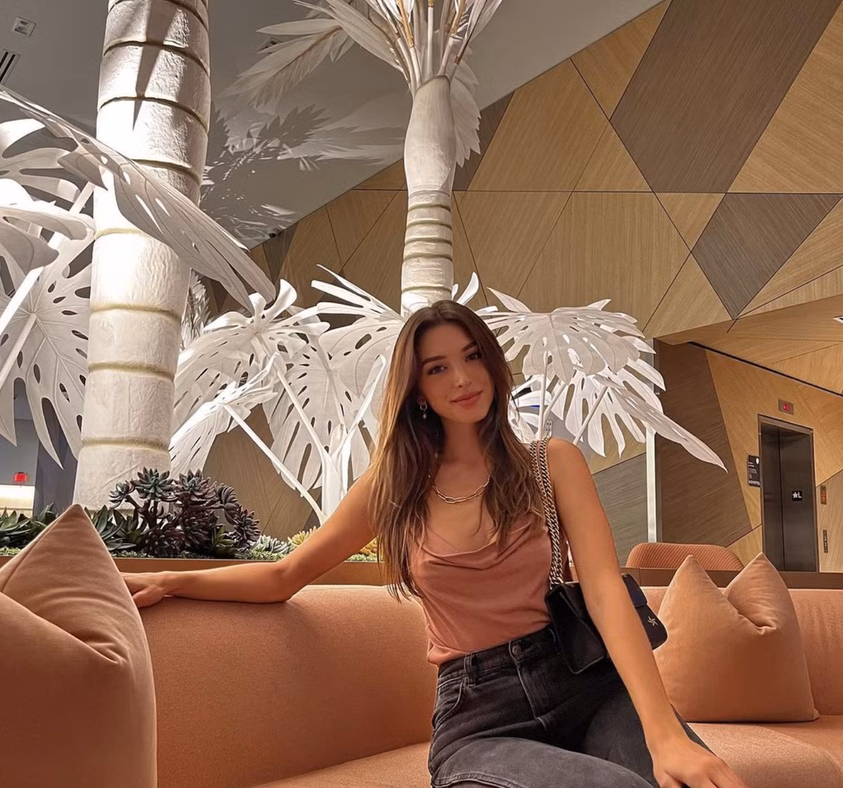 Cô nàng thường xuyên updates những hình ảnh khiến nhiều người "bỏng mắt" vì quá quyến rũ.