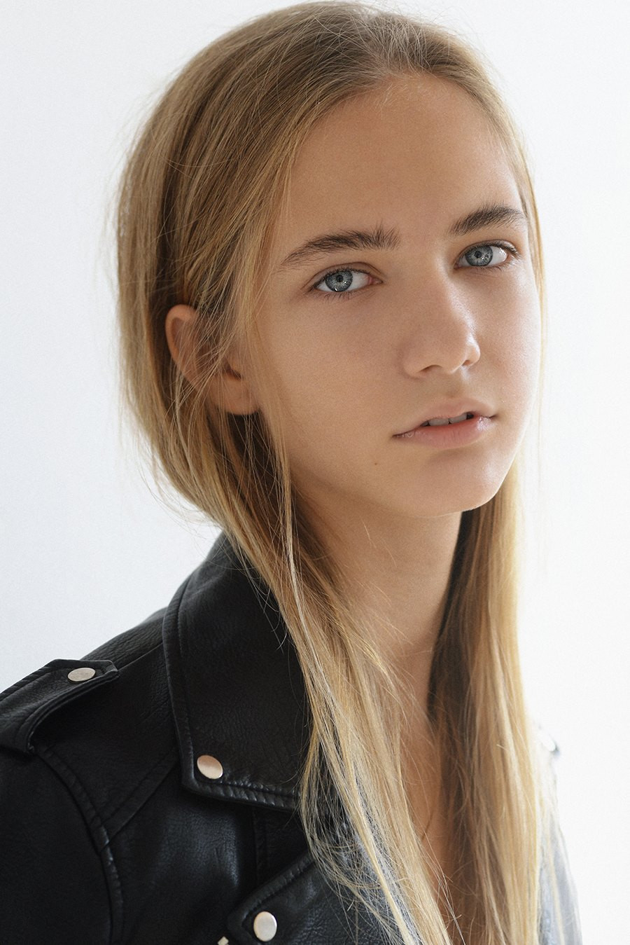 Marta Krylova khá gầy nên đường nét gương mặt lại càng góc cạnh.