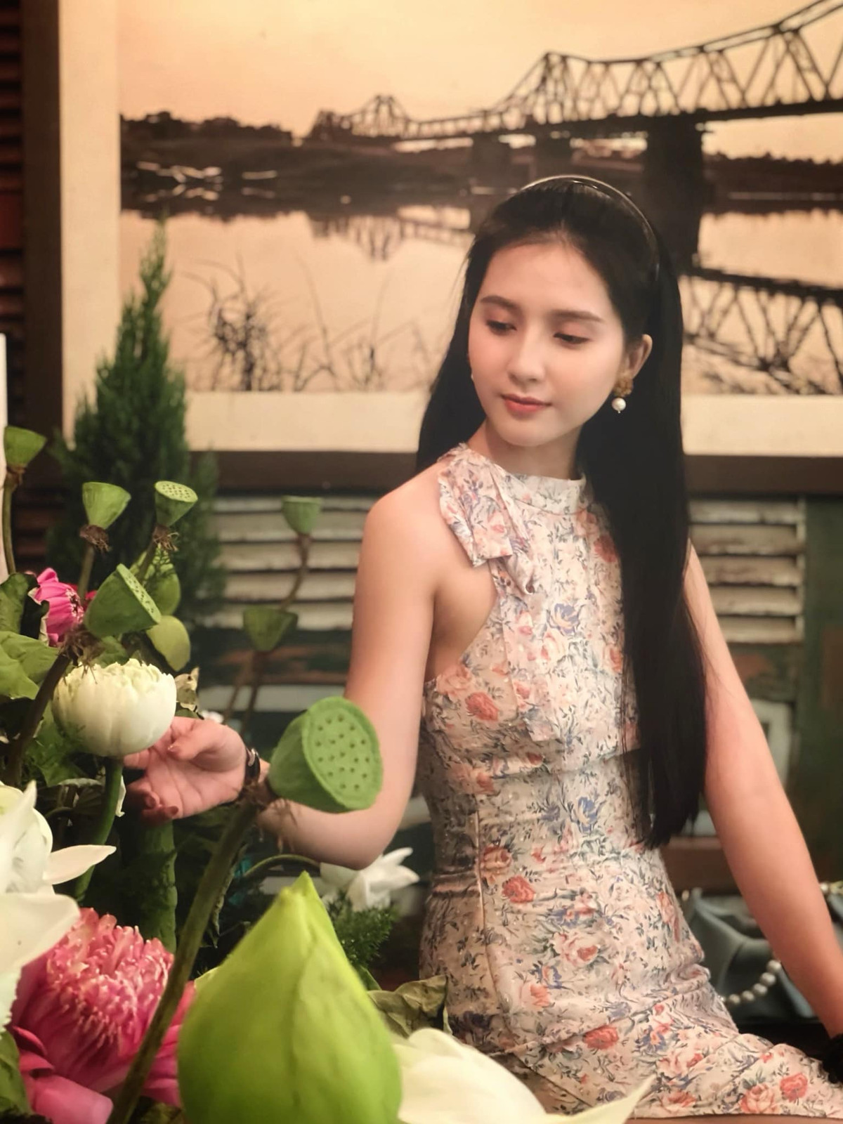 Làn da trắng không tì vết của hot girl sinh năm 1998 cũng được phô diễn trước ống kính.