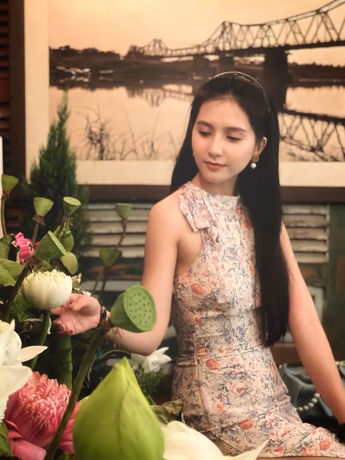 Làn da trắng không tì vết của hot girl sinh năm 1998 cũng được phô diễn trước ống kính.