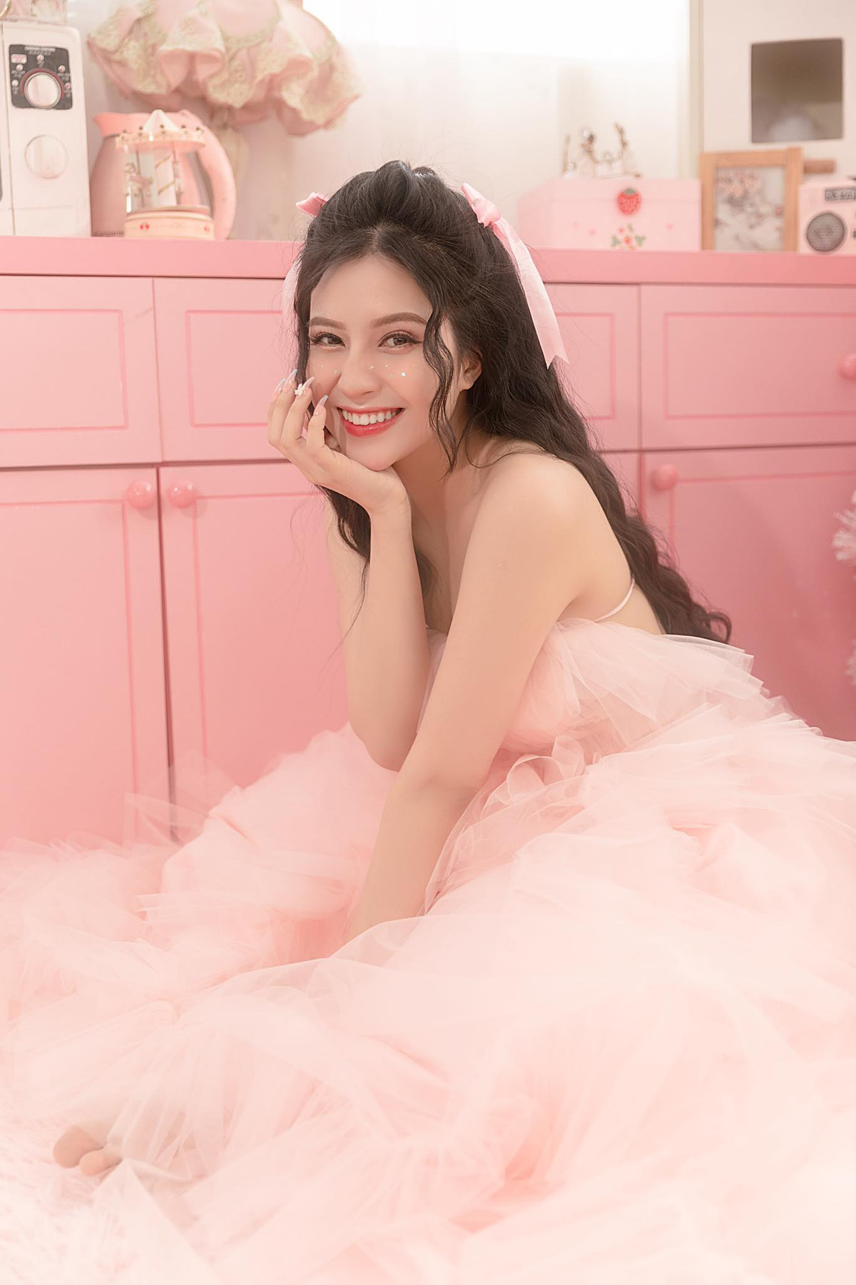 Với không gian được phủ màu hồng nữ tính, trong sáng cùng những họa tiết mang đậm màu sắc Giáng sinh, Thiên An trong bộ ảnh mới nhất được ví như một nàng công chúa ngọt ngào, thuần khiết.