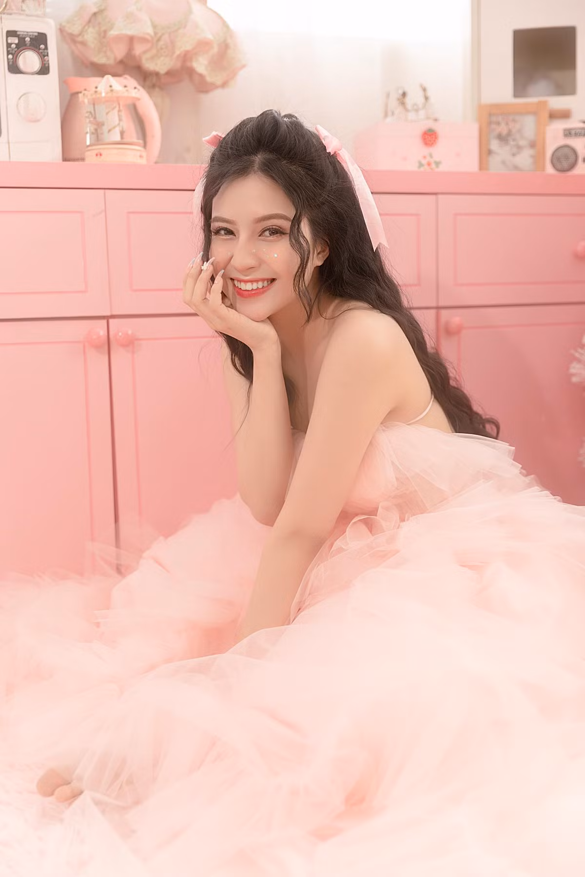 Với không gian được phủ màu hồng nữ tính, trong sáng cùng những họa tiết mang đậm màu sắc Giáng sinh, Thiên An trong bộ ảnh mới nhất được ví như một nàng công chúa ngọt ngào, thuần khiết.