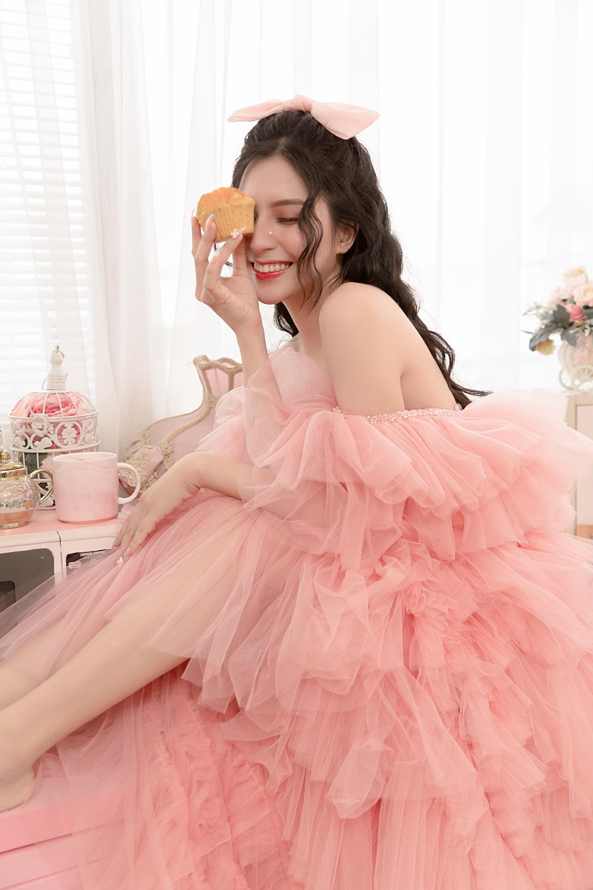 "Bà mẹ 1 con" diện váy khoe lưng trần gợi cảm, lớp trang điểm nhẹ nhàng cùng mái tóc xoăn xù giúp Thiên An "hack" tuổi dễ dàng.