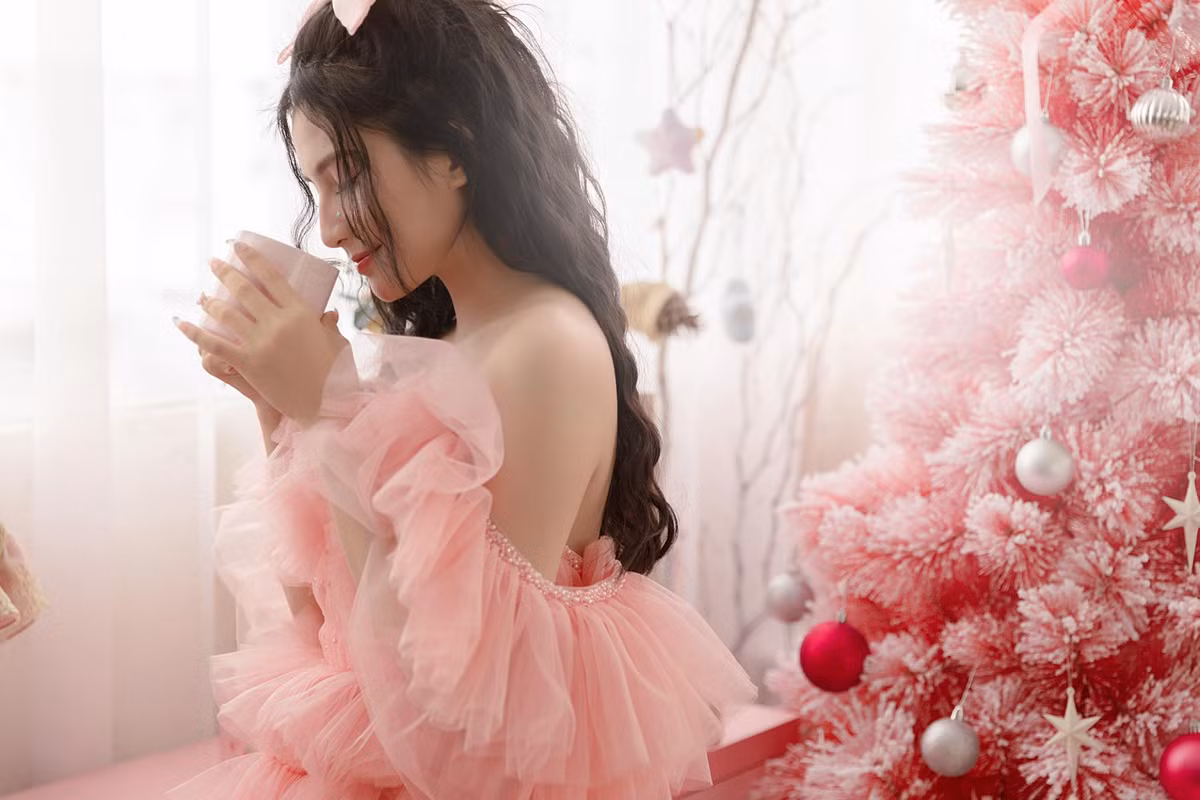 Bộ ảnh chụp trong không gian trang trí Giáng Sinh, khoe nhan sắc cực xinh đẹp của Thiên An vừa được đăng tải khiến cư dân mạng không khỏi xuýt xoa.