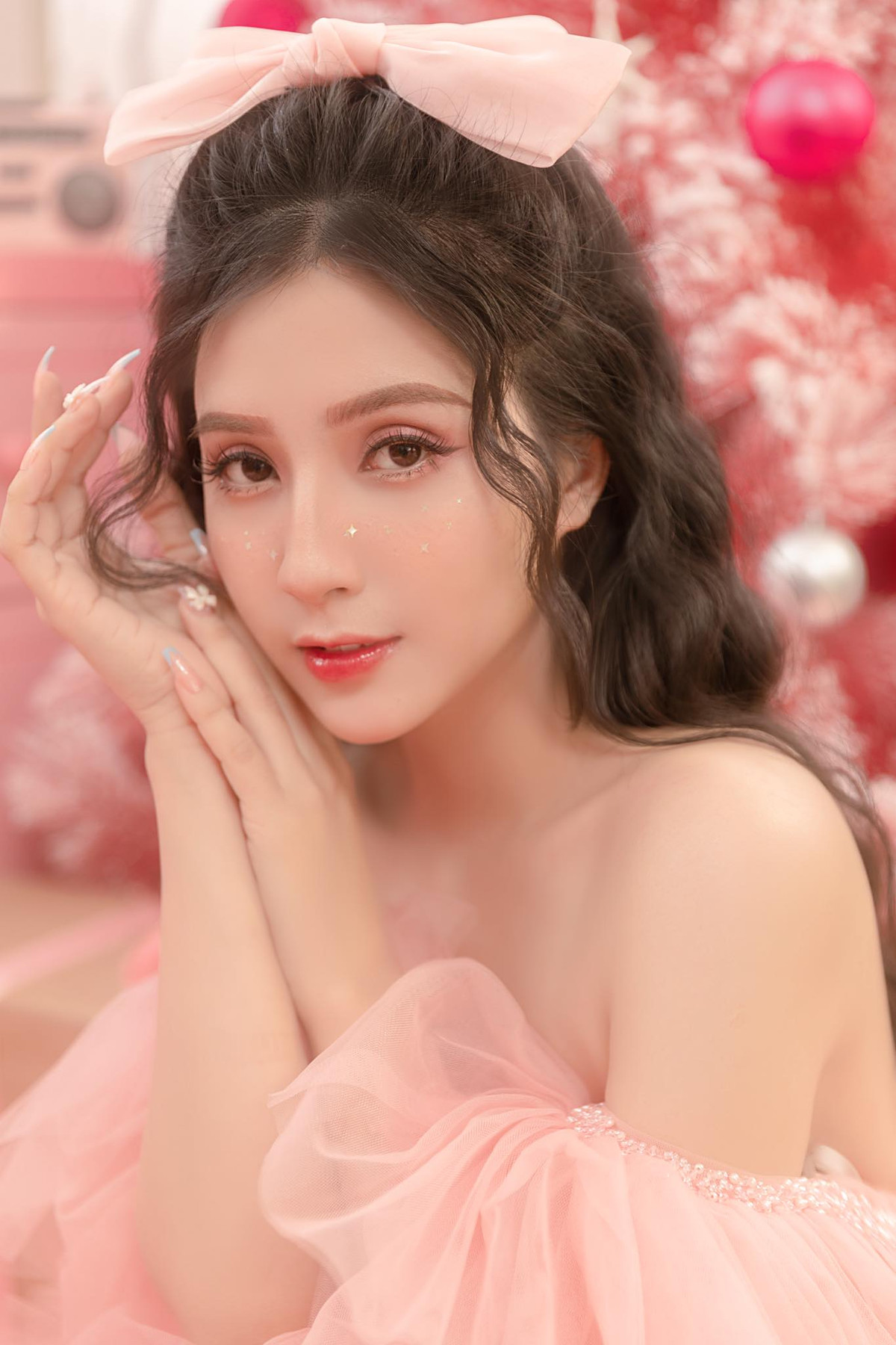 Mới đây, hot girl Thiên An tiếp tục làm netizen xao xuyến sau khi tung bộ ảnh hóa nàng thơ trước thềm Giáng Sinh.