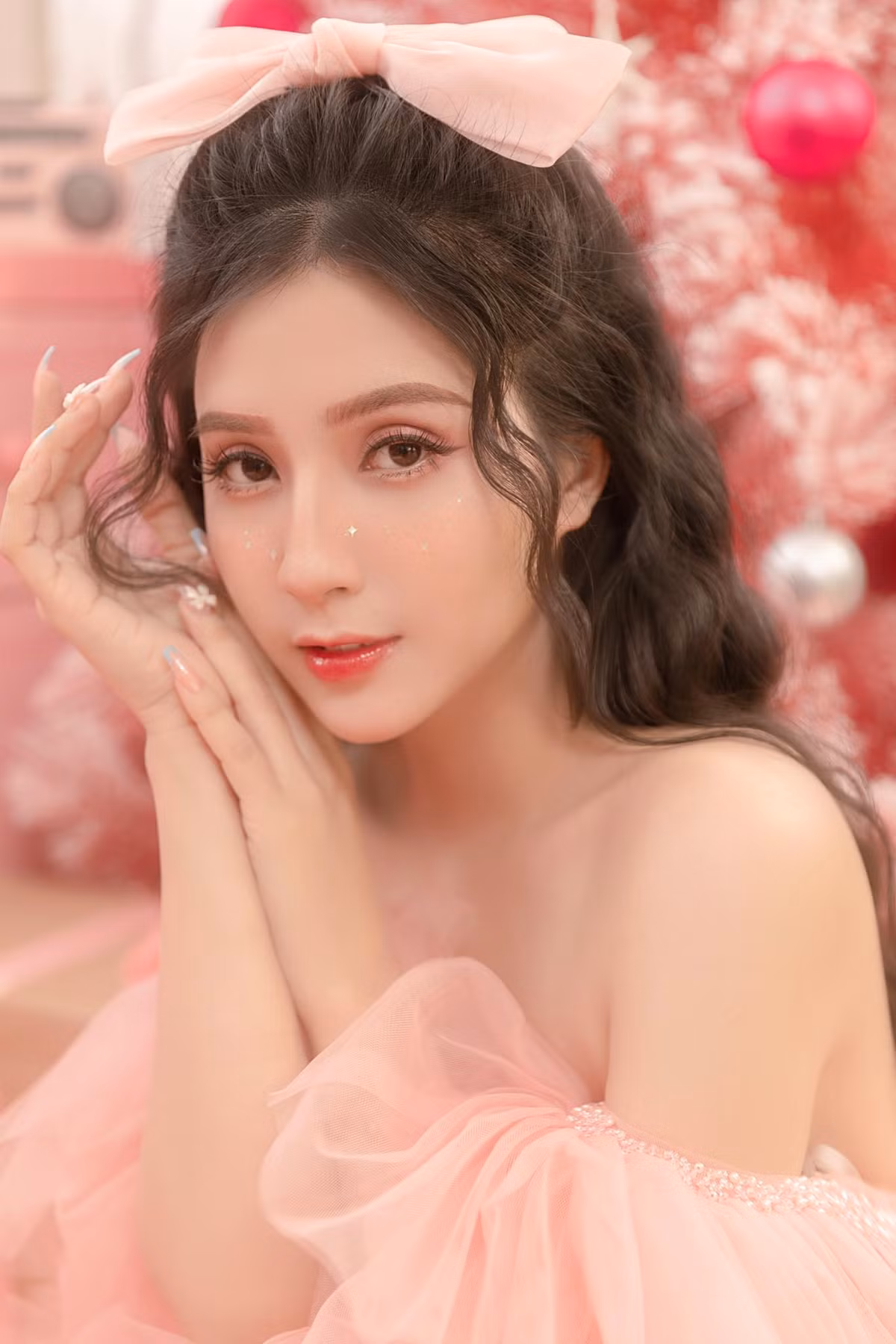 Mới đây, hot girl Thiên An tiếp tục làm netizen xao xuyến sau khi tung bộ ảnh hóa nàng thơ trước thềm Giáng Sinh.