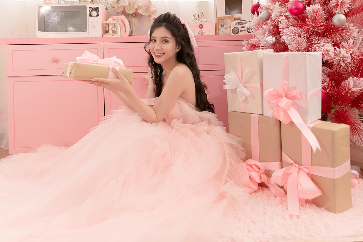 Mặc dù làm "mẹ đơn thân", bận bịu với vô số công việc nhưng hot girl chẳng lộ chút dấu hiệu mệt mỏi hay nhan sắc bị ảnh hưởng.