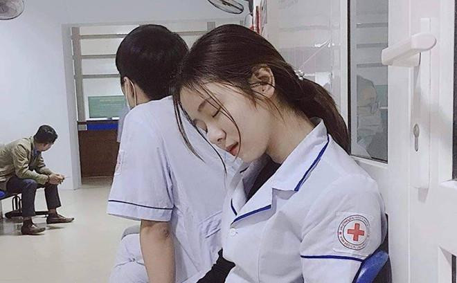 Đào Linh Chi (sinh năm 1998) được biết đến với biệt danh "hot girl ngủ gật" sau khi bức ảnh chụp lén cô trong lúc ngủ tại một bệnh viện xuất hiện trên báo chí nước ngoài.