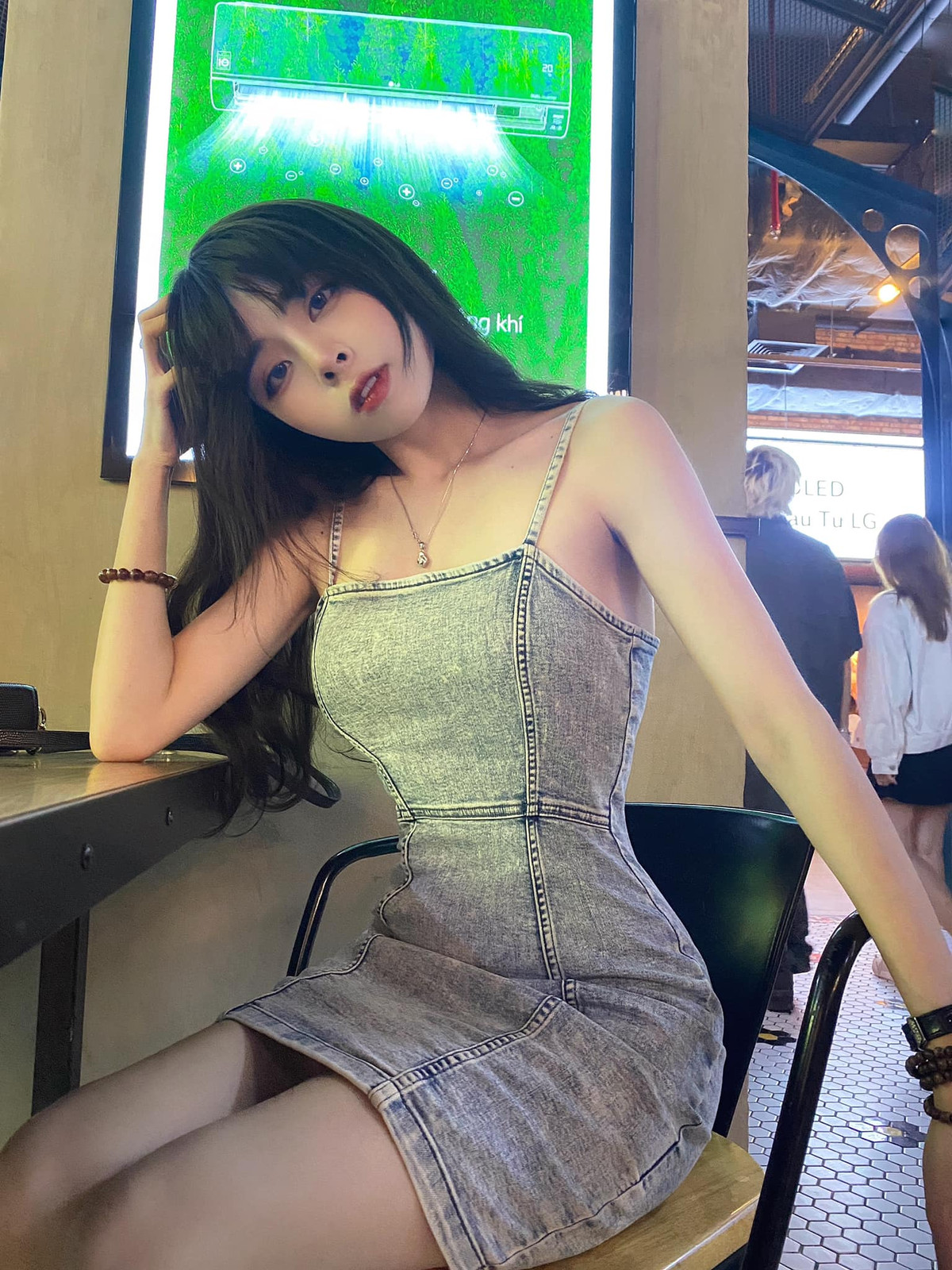 Các trang tin tức này đều khen Bích Hạnh "lột xác" ngoạn mục khi giảm hơn 15 kg. Hot girl chia sẻ để có được vóc dáng gợi cảm như hiện tại cô đã phải ăn kiêng và chăm chỉ đến phòng tập gym trong khoảng thời gian dài.