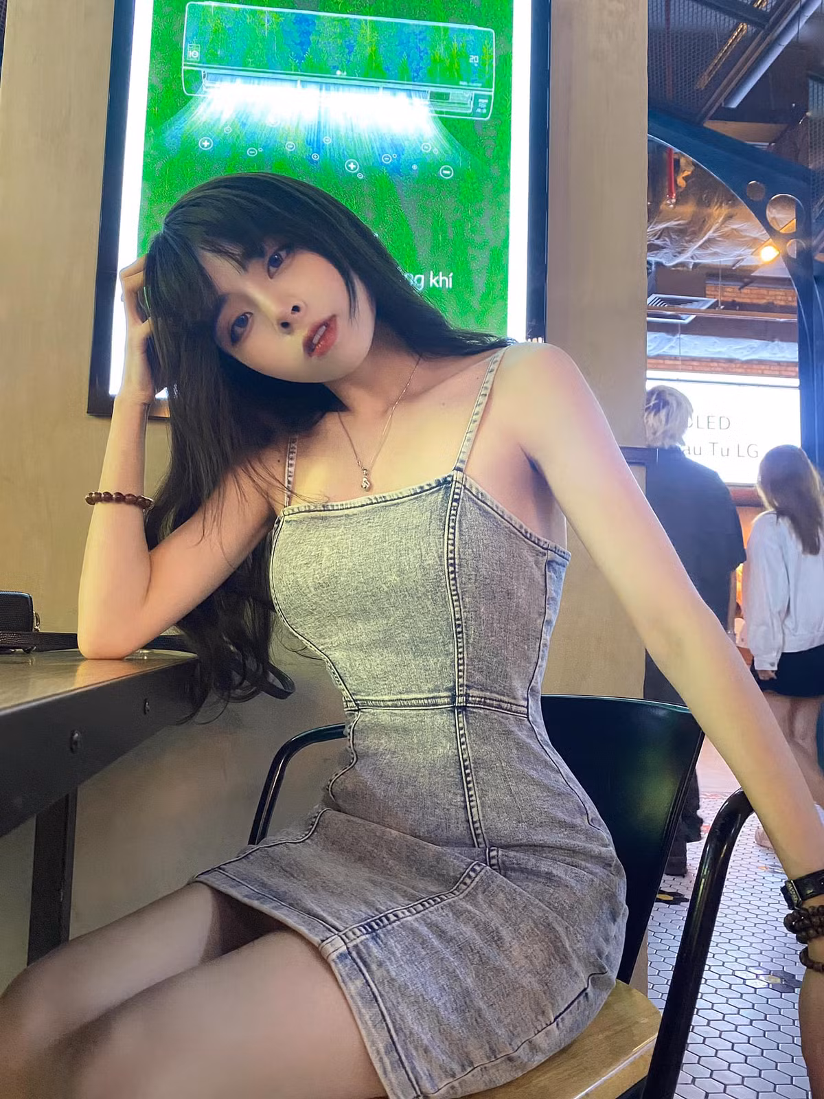 Các trang tin tức này đều khen Bích Hạnh "lột xác" ngoạn mục khi giảm hơn 15 kg. Hot girl chia sẻ để có được vóc dáng gợi cảm như hiện tại cô đã phải ăn kiêng và chăm chỉ đến phòng tập gym trong khoảng thời gian dài.