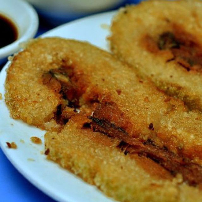 Thế rồi bữa trưa, bữa tối, dù thức ăn từng ngày có thay đổi ra sao, thì vẫn không thể thiếu món truyền thống là bánh chưng rán.