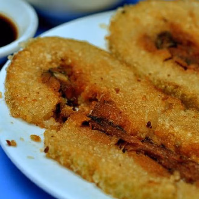 Thế rồi bữa trưa, bữa tối, dù thức ăn từng ngày có thay đổi ra sao, thì vẫn không thể thiếu món truyền thống là bánh chưng rán.