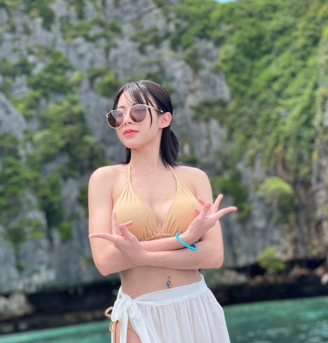 Những hình ảnh của Chatkamon được chia sẻ trên các diễn đàn ở Thái Lan và một số nước châu Á như Nhật Bản, Trung Quốc.