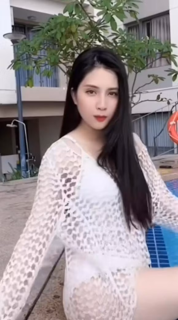 Khoảnh khắc này gái xinh lần đầu tiên diện bikini nóng bỏng "hết nước chấm" sau khi sinh con cho Jack. Vóc dáng của Thiên An được khen ngợi hết lời từ khi làm mẹ.