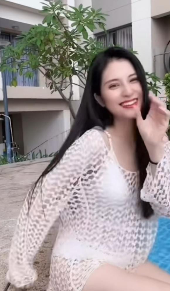 Mới đây, bà mẹ đơn thân chia sẻ đoạn clip TikTok ghi lại cận cảnh hình ảnh mình đang ở hồ bơi để tận hưởng cuộc sống.