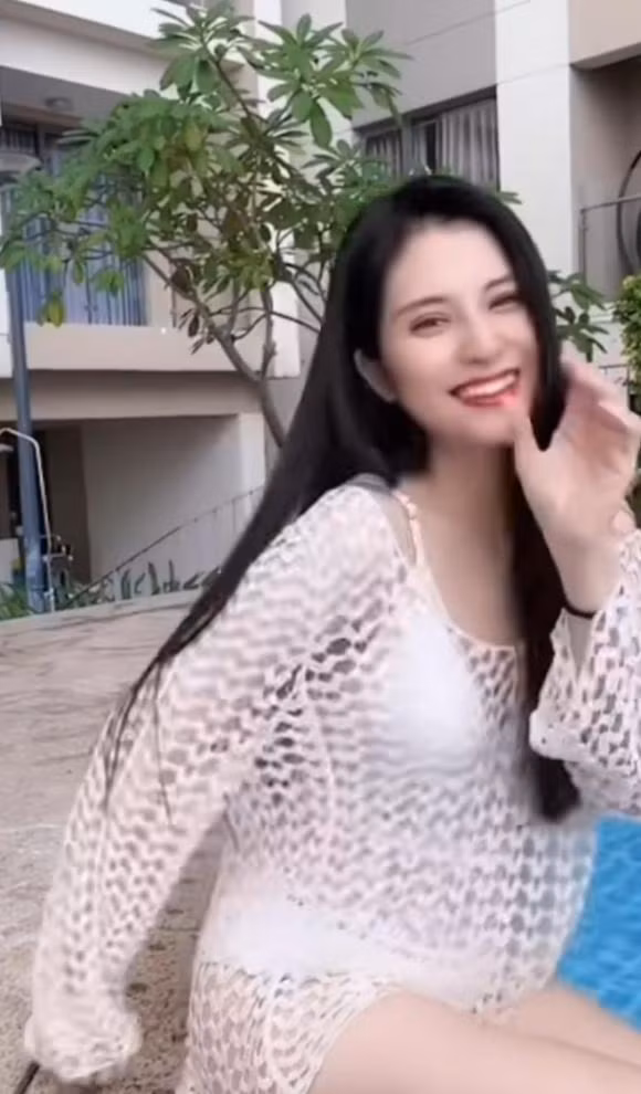 Mới đây, bà mẹ đơn thân chia sẻ đoạn clip TikTok ghi lại cận cảnh hình ảnh mình đang ở hồ bơi để tận hưởng cuộc sống.