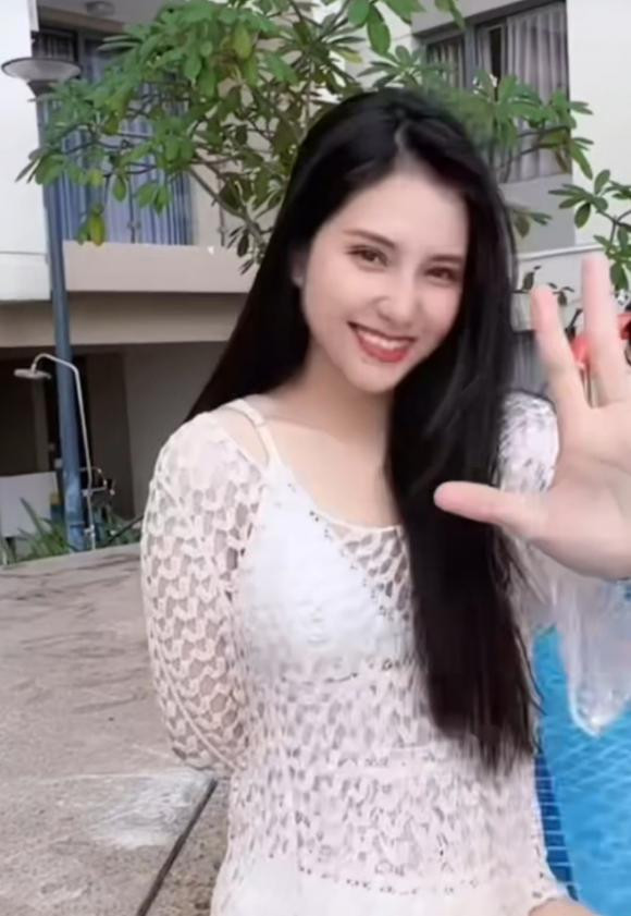 Tuy nhiên, ngoài trầm trồ về nhan sắc của mẹ bỉm, nhiều người cũng chú ý đến hành động giơ 5 ngón tay của Thiên An. Không ít người cho rằng hành động này là để đá xéo vụ trợ cấp nuôi con 5 triệu của Jack.