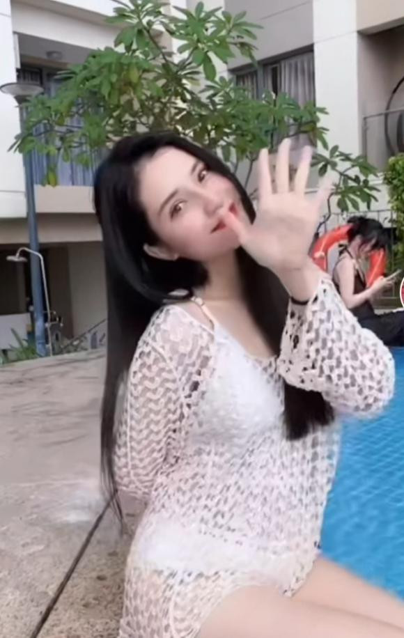 Sau khi xem kỹ lại đoạn clip có vẻ Thiên An đang bị oan bởi trước đó cô nàng giơ 2 ngón tay là để zoom màn hình.