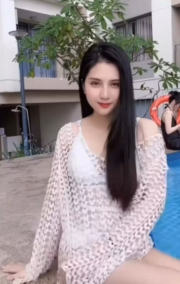 Vốn sở hữu gương mặt xinh xắn, sống mũi cao, khuôn cằm thon gọn, từng đường nét hài hòa cùng 3 vòng xịn xò, nên mỗi lần xuất hiện, Thiên An đều gây sốt vì những hình ảnh quá xuất sắc.