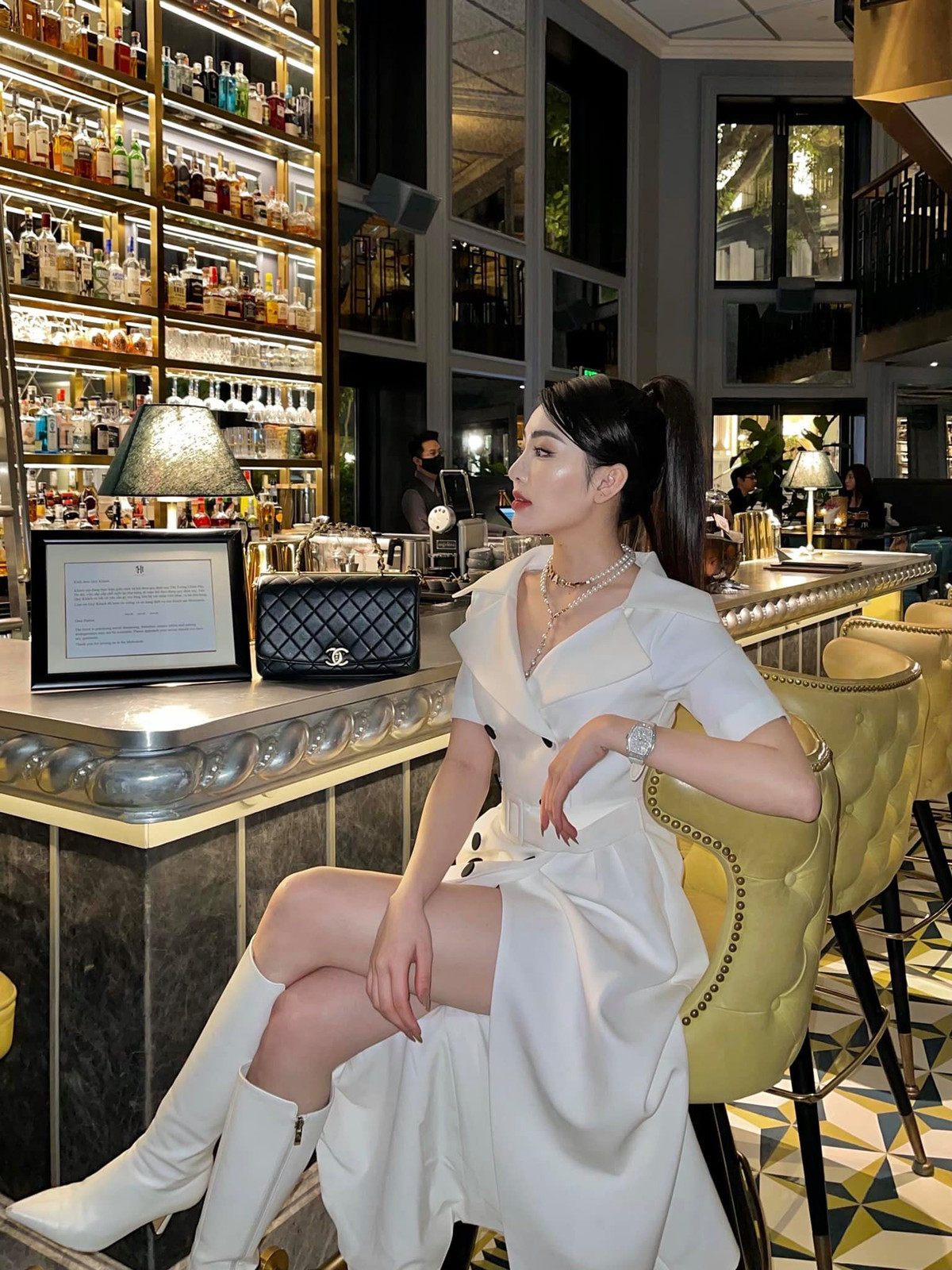 Với công việc mẫu ảnh cô nàng còn "tậu" cho mình hàng loạt những món đồ giá trị, từ biệt thự hàng chục tỷ cho tới siêu xe hay những chuyến du lịch sang xịn .