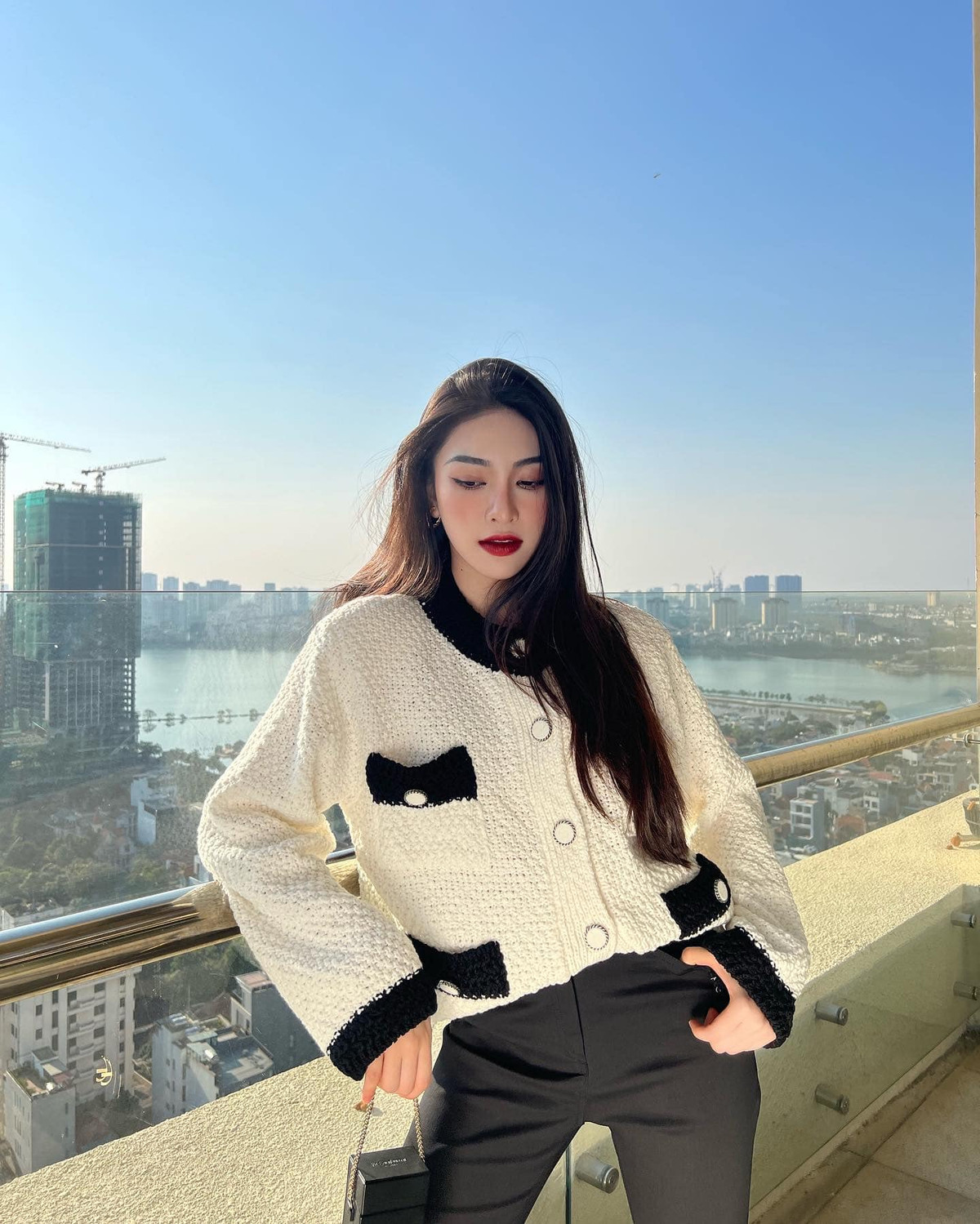 Gái xinh 2K nhiều lần diện lên mình bộ quân phục của trường, bỗng chốc trở nên chững chạc hơn hẳn thế nhưng sự xinh đẹp lẫn thần thái vẫn ngút ngàn.