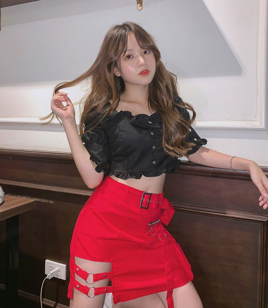 Thanh Thủy là cô gái từng vướng tin đồn hẹn hò với cầu thủ Quang Hải, tiền vệ sinh năm 1997 là cầu thủ duy nhất hot girl Hà thành theo dõi trên Instagram.