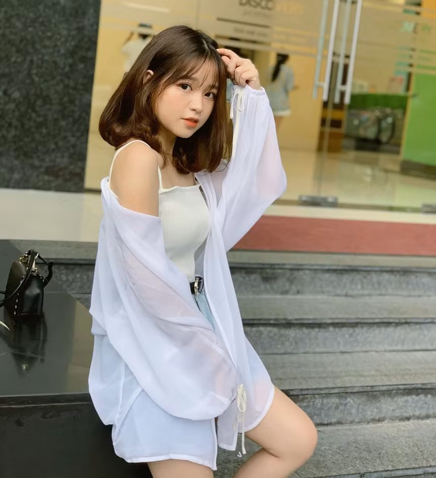 Thanh Thủy còn được nhận xét có gương mặt ngây thơ, thân hình gợi cảm.