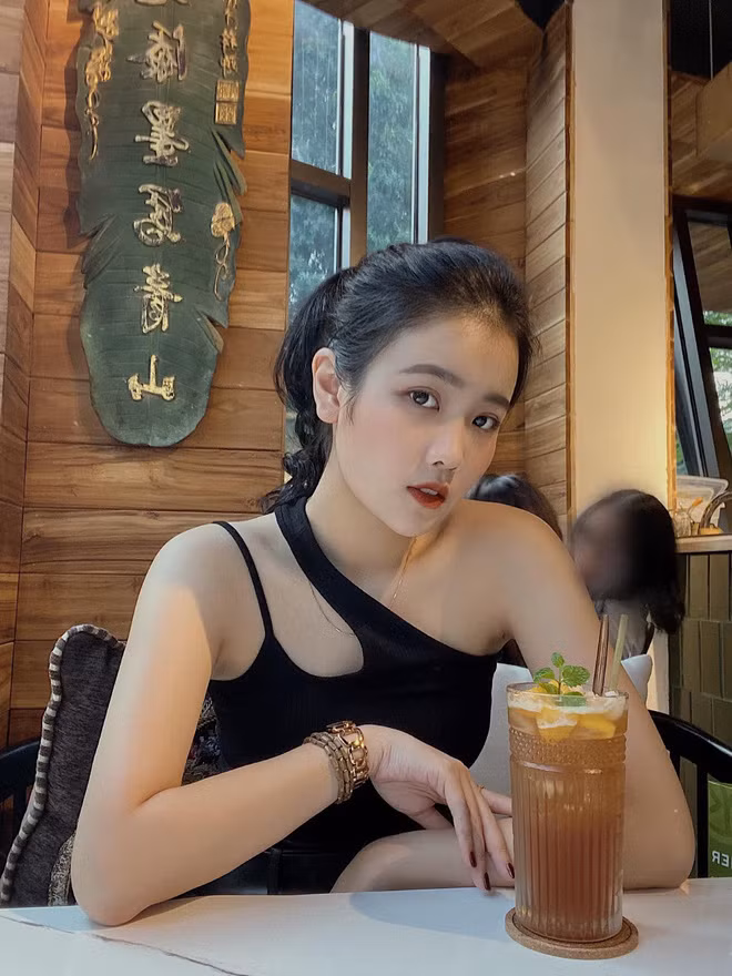 Cô sở hữu diện mạo dễ thương, năng động, vóc dáng thon gọn, chiều cao vừa phải để đứng cạnh Văn Hậu 1m85.