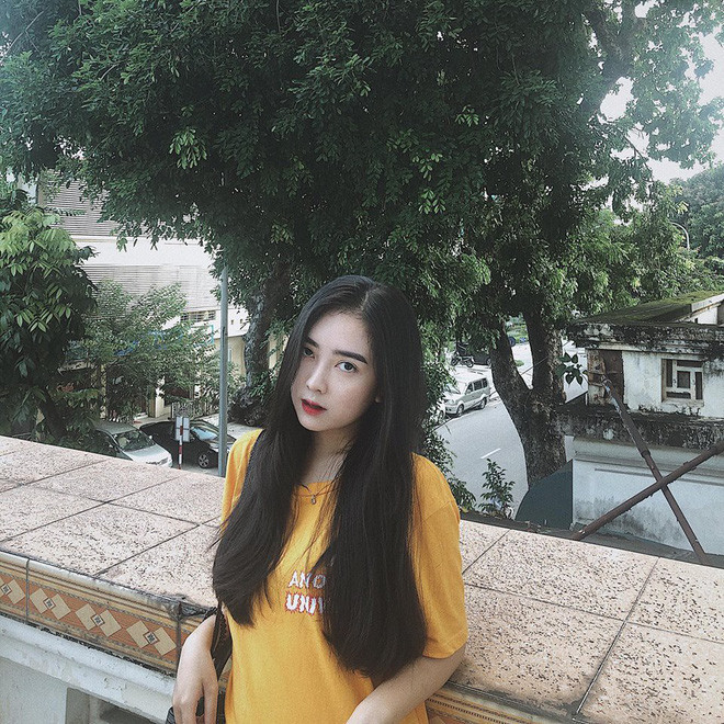 Không còn phớt lờ với những nghi vấn hẹn hò nữa, chàng tiền đạo sinh năm 1997 Hà Đức Chinh đã chính thức công khai mối quan hệ với cô bạn gái hot girl này.