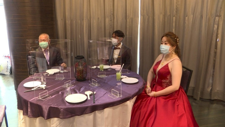 Một đám cưới mùa dịch một bàn chỉ còn 5 người do phải đặt tấm kính chắn giọt bắn.