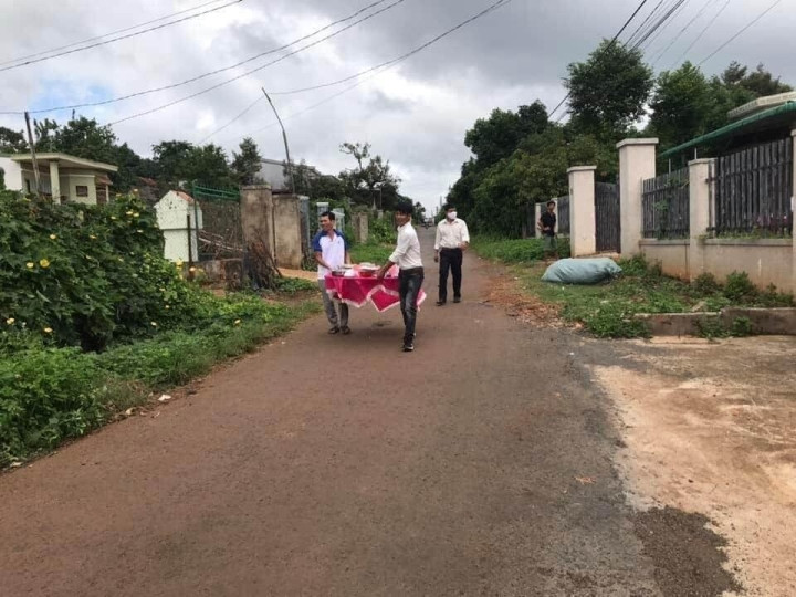 Để chắc cú hơn thì "ship" bàn tiệc cưới đến tận nhà, gia đình nào tự ăn tại nhà đó để đảm bảo an toàn trong mùa dịch bệnh.